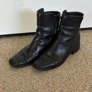 Sam Edelman Thatcher Black Leather Bootie 8 1/2 ankle boots Chelsea zip up heel